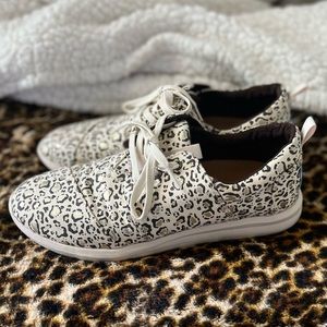 Women’s Size 8 Toms Leopard print sneakers